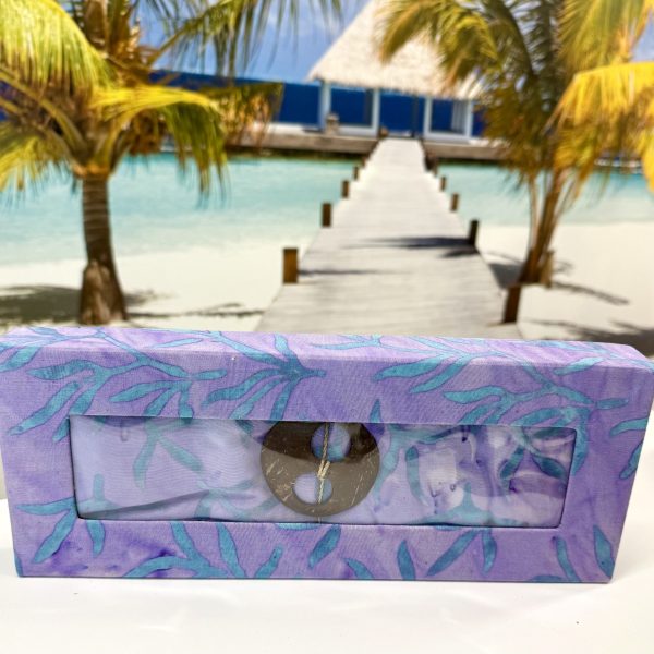 Pareo/Sarong- flieder mit Zweigen in grün-türkis inkl. Geschenkverpackung