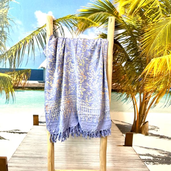 Pareo/Sarong- zartes Lila mit feinem Blütenmuster in hellgelb